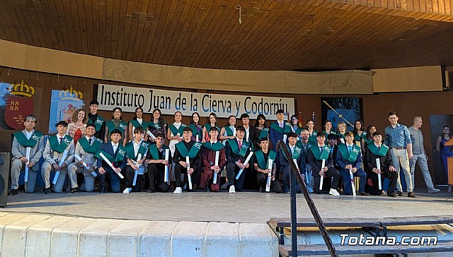 El IES Juan de la Cierva despide a 169 alumnos en una graduación marcada por la emoción, el humor y el recuerdo
