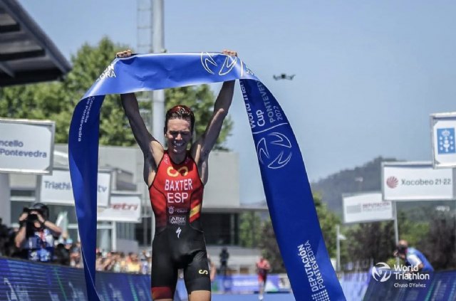 El Ayuntamiento de Totana felicita al triatleta Sergio Baxter por su victoria en la Copa del Mundo, celebrada en Pontevedra