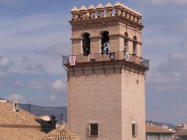 Al encuentro de mascarones y gárgolas: una invitación a alzar la mirada a la torre de Santiago