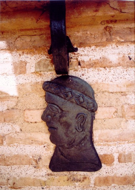 Otro de los mascarones que penden de la balconada de la iglesia de Santiago. En él impera una cierta serenidad y clasicismo