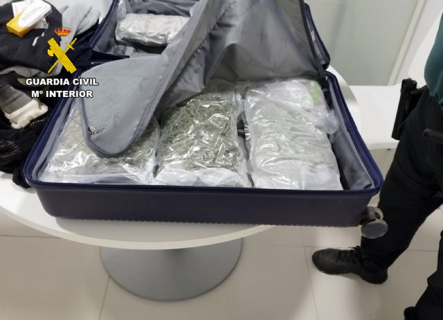 La Guardia Civil sorprende en el aeropuerto de Corvera a un pasajero con cerca de 15 kilos de droga