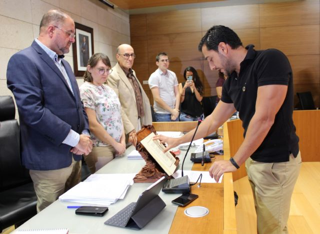 El concejal del Grupo Socialista, Pedro Antonio Megal, toma posesión de su nuevo cargo en la Corporación municipal en el transcurso del pleno ordinario