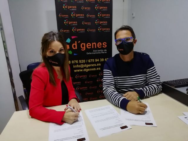 El comercio totanero Little Bel confecciona unas mascarillas solidarias con D´Genes