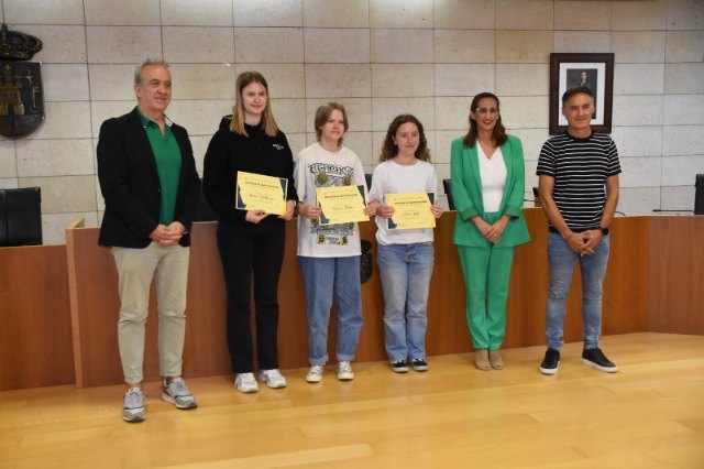 Realizan una recepción institucional a las tres alumnas finlandesas que participan en un intercambio con estudiantes del IES Juan de la Cierva