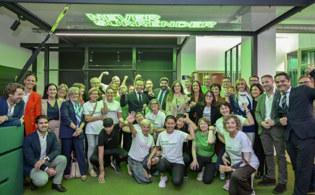 López Miras visita el nuevo gimnasio de Never Surrender para pacientes oncológicos