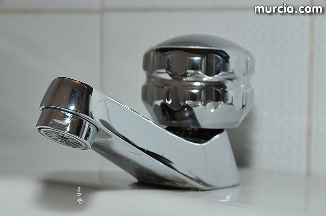 Mañana martes se interrumpirá el suministro de agua potable en la zona del casco urbano delimitada por la calle General Aznar y las avenidas Juan Carlos I y de Lorca