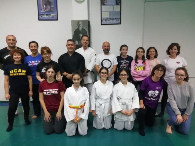 Un grupo de mujeres participan en la primera sesión del Master Class de Defensa Personal de la Mujer