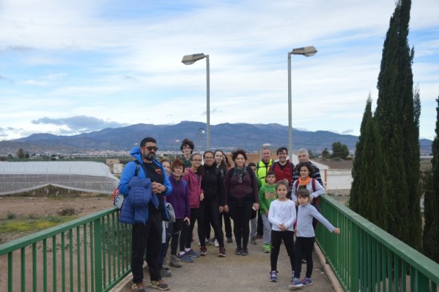 Un total de 17 personas participan en la Ruta Senderista de Navidad en la Presa de El Paretón y alrededores