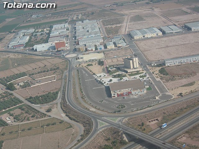 Un trabajador en estado grave tras sufrir una caída en altura en una empresa del Polígono Industrial El Saladar de Totana