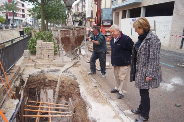 Prosiguen las obras de acondicionamiento en uno de los muros de la rambla de La Santa para evitar filtraciones al cauce