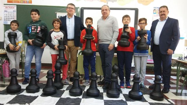 La Consejería de Educación concede el programa educativo 'Ajedrez en el Aula' a 25 centros educativos de la Región de Murcia, entre los que se encuentran los colegios públicos 'Santiago' y 'La Cruz' de Totana