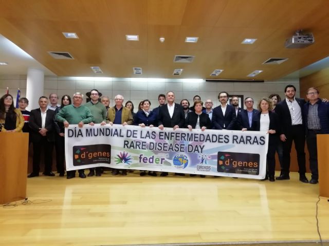 La Corporación municipal escenifica su adhesión y apoyo institucional al Día Mundial de las Enfermedades Raras