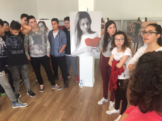 Totana acoge hasta el 7 de abril la exposición fotográfica itinerante 'Cuida-T', cedida por la Dirección General de la Mujer, y con la que finaliza el programa de actos del Día Internacional de la Mujer