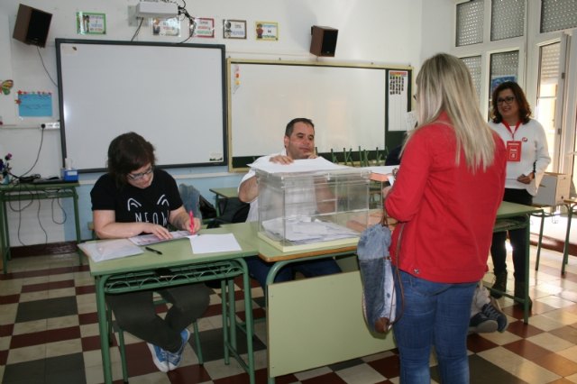 La participación de electores en Totana en las generales asciende al 42,64%, a las 14:00 horas