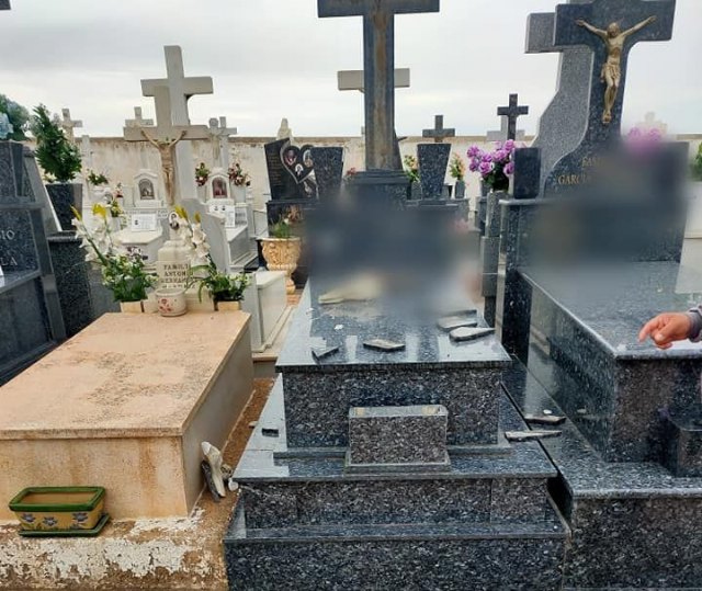 Denuncian actos vandálicos en el Cementerio Municipal de Totana