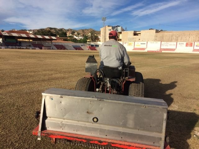 Adjudican el contrato menor para la regeneración del césped natural del estadio municipal “Juan Cayuela”