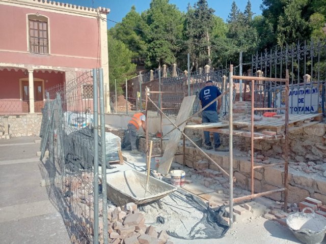 Continúan a buen ritmo las obras de reparación del muro de cerramiento del atrio del Santuario de Santa Eulalia