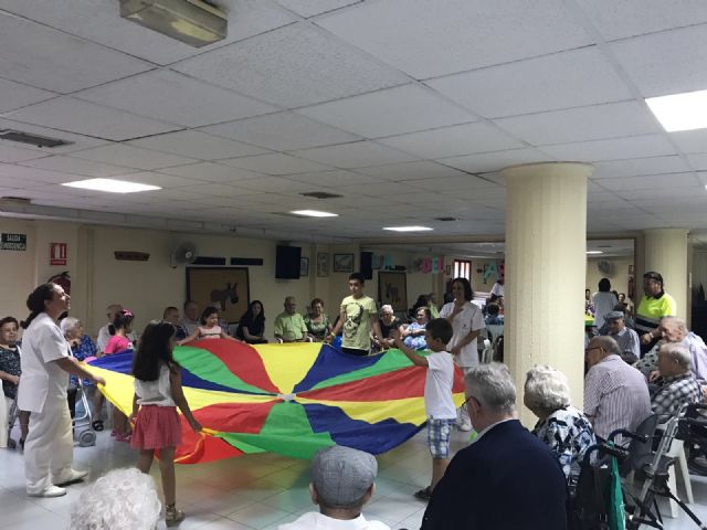 Usuarios de los servicios de Estancias Diurnas de Totana celebran el Día del Abuelo con la participación en actividades de convivencia y hermandad