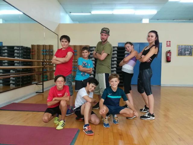 Una decena de niños y jóvenes participan, por vez primera, en el Taller de Iniciación al Breakdeace