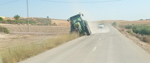 Realizan trabajos de desbroce de los márgenes de la carretera RM-E27, a su paso por la travesía de El Paretón-Cantareros