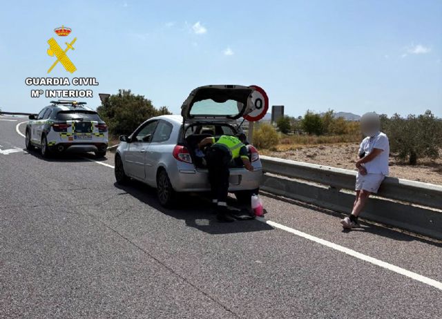 La Guardia Civil sorprende al conductor de un turismo mientras transportaba gran cantidad de cocaína
