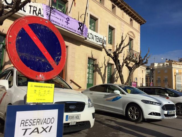 La parada municipal de taxis se traslada la puerta del Ayuntamiento mientras se produce la instalación y celebración de la Feria de Día