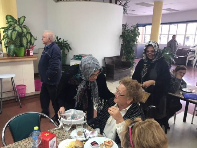 Las castañeras visitan el Servicio de Estancias Diurnas del Centro de Día para Personas Mayores Dependientes de la plaza Balsa Vieja