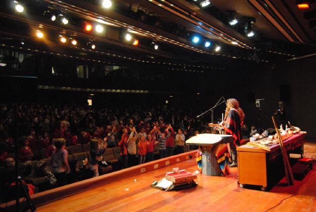 Más de 600 escolares de Totana conocerán mañana el origen de los instrumentos musicales a través de conciertos didácticos a cargo del músico Pablo Nahual, en el Centro Sociocultural 'La Cárcel'