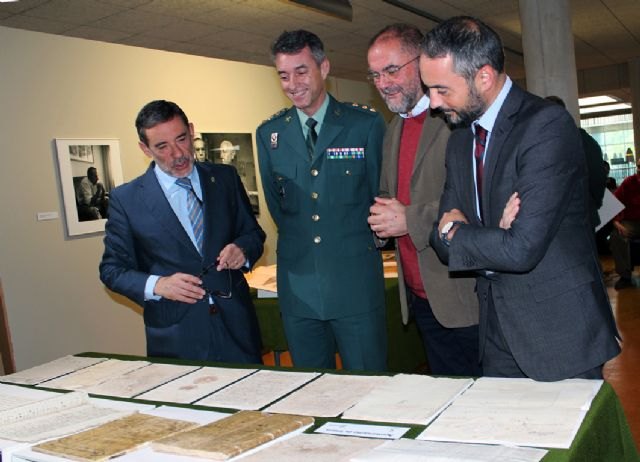 Entrega de documentos expoliados del Archivo Municipal de Totana