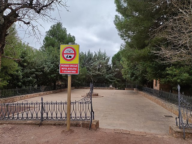 Colocan una señal vertical para regular el paso de motos y bicicletas en la plaza de los Cuatro Chorros en La Santa