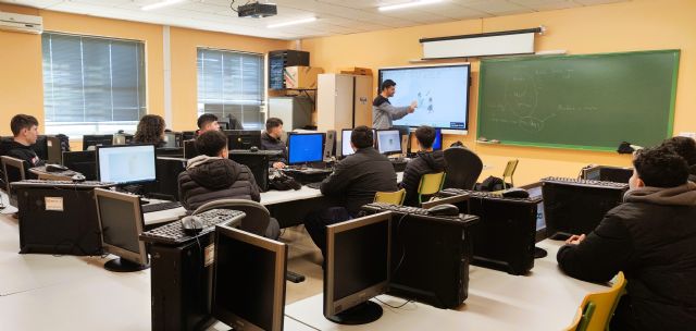 Alumnos del CIFP Politécnico de Cartagena dise&ntilde;an un banco de pruebas para drones