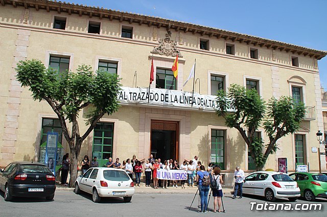 Se guarda un minuto de silencio como muestra de condena y repulsa ante el último asesinato machista registrado ayer en Molina de Segura