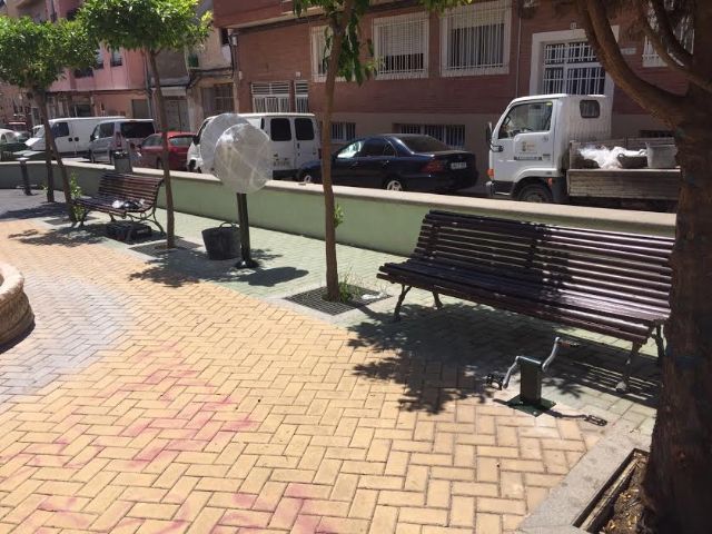 Instalan nuevos juegos biosaludables en la plaza del Raso de la Maderera