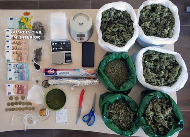 Desmantelan un punto de venta de droga al menudeo en un domicilio de Totana