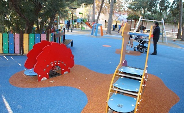 Se repararán varios pavimentos amortiguadores de espacios para juegos infantiles en distintos parques de Totana