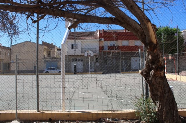 Suscriben un convenio de colaboración con el Colectivo El Candil para la realización de actividades de ocio y deporte dirigidas a menores en la pista deportiva del barrio de la Era Alta