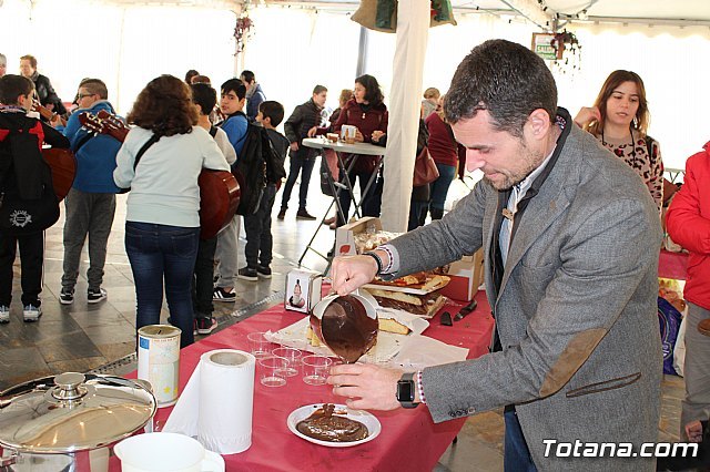 El cortejo de Nuestra Señora de la Misericordia y Cafetería Martin’s organizaron el 'VI Desayuno solidario'