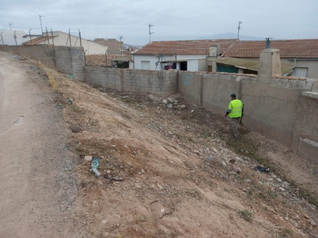 El personal del programa de los Consejos Comarcales realiza trabajos de mantenimiento de viales y espacios públicos durante estos últimos meses en el municipio