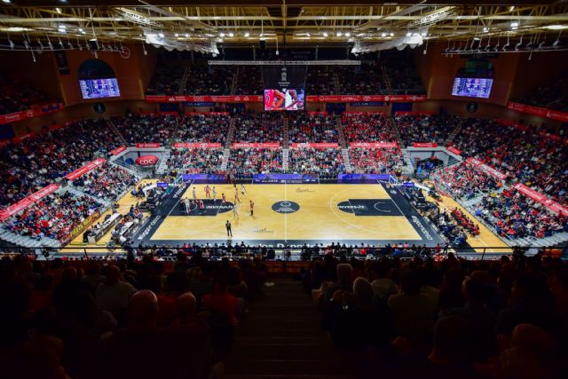 Moyca adelanta la Nochevieja en el partido entre UCAM Murcia y Real Madrid con 8.100 tarrinas de uva sin semilla
