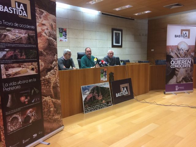 El Ayuntamiento aboga por proyectar una colección museográfica permanente de piezas del yacimiento de La Bastida en la antigua sede del Centro Tecnológico de Artesanía para mejorar la oferta turística local