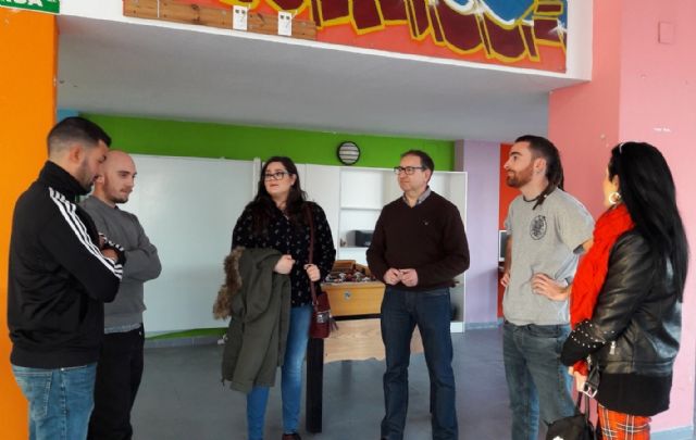 Los concejales de Juventud y Participación Ciudadana se reúnen con el nuevo colectivo juvenil 'Algarrobo Kolectiv' y 'Ministros del Aire'