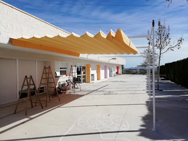 Colocan un toldo para combatir las altas temperaturas en el CEIP 'Luís Pérez Rueda'