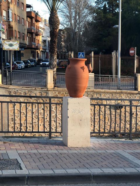 Restituyen ocho nuevos elementos cerámicos decorativos que habían sido destrozados por actos vandálicos en la avenida Rambla de La Santa