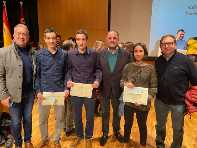 El alcalde y el concejal de Educación acompañan a los tres estudiantes del IES Juan de la Cierva galardonados con los Premios Extraordinarios de Bachillerato del curso 2018/19, que otorga la Consejería