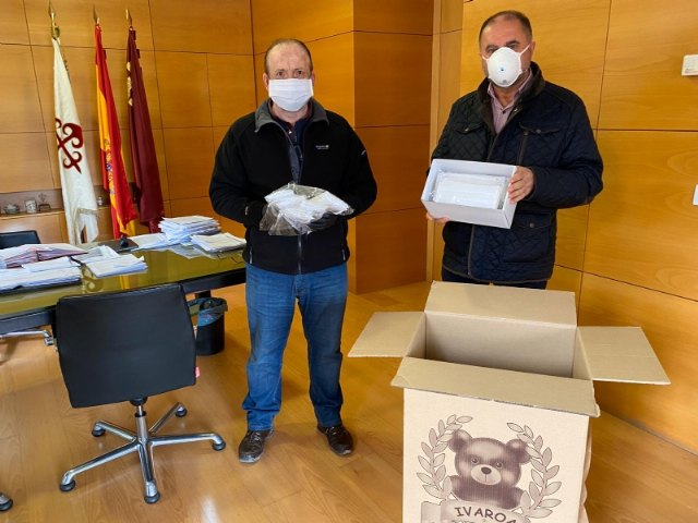 La Comunidad de Regantes entrega al Ayuntamiento de Totana 7.000 mascarillas de protección para su reparto entre profesionales y colectivos más necesitados del municipio