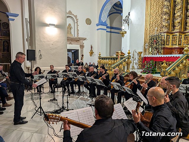 La Orquesta Pulso, Púa y Pasión eleva los corazones nazarenos en un emotivo concierto de Domingo de Ramos