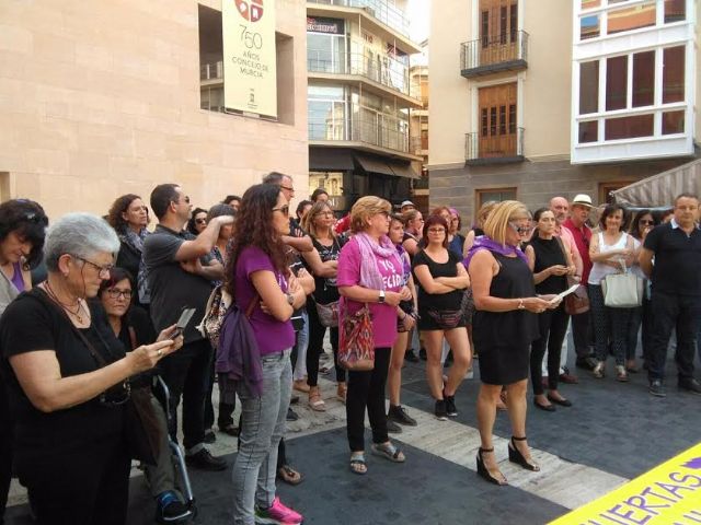 Concejalas del Ayuntamiento de Totana participan en las concentraciones de repulsa a los asesinatos machistas del pasado fin de semana