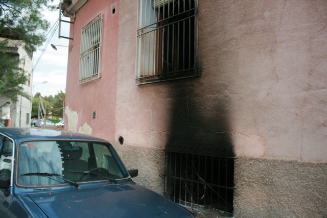 La Policía Local rescata a un hombre de un incendio tras arrancar la reja de una vivienda deshabitada del Paseo de Las Ollerías