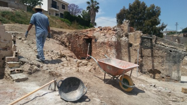 Demuelen las edificaciones en estado de abandono situadas en el Paseo de las Ollerías, junto a la rambla de La Santa, conservando dos hornos morunos de relevante valor patrimonial
