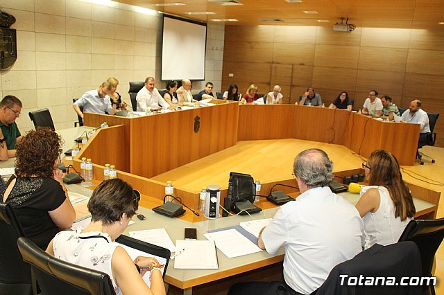 El Ayuntamiento lamenta profundamente la malinterpretación de la Unión Monárquica de España sobre el cuadro del rey en el salón de plenos